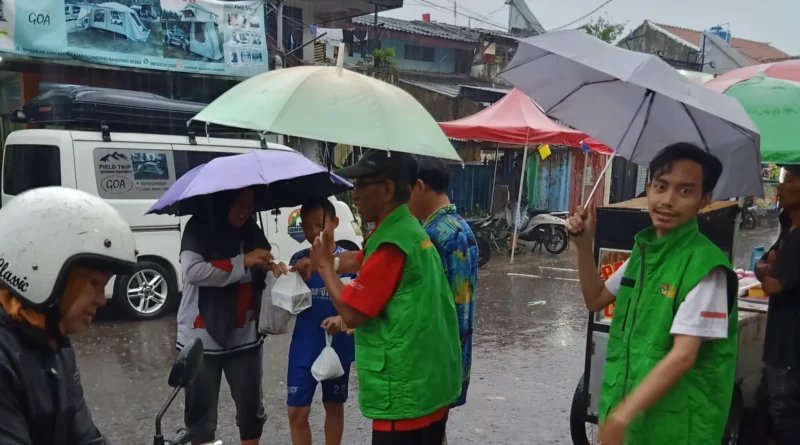 Di Tengah Hujan Deras, LDII Kota Bandung Bagikan Ribuan Takjil Gratis - LDII Kota Bandung