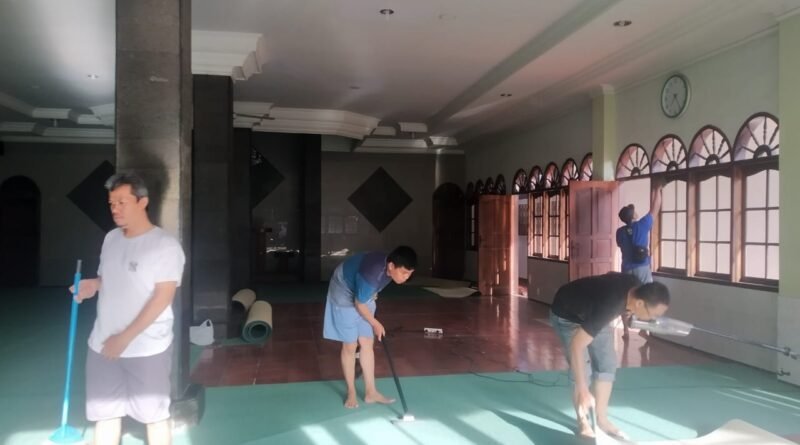 Sambut Ramadhan, PAC LDII Maleber Gelar Solidaritas Membersihkan Masjid - LDII Kota Bandung