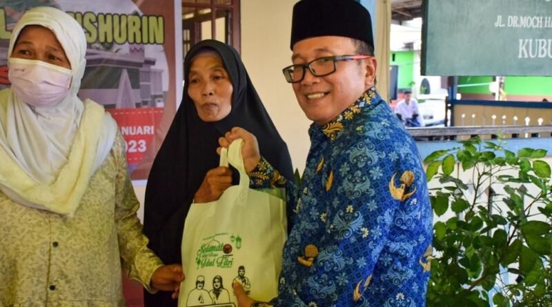 Wakil Bupati Kubu Raya, Sujiwo, SE. M.Sos menghadiri acara peletakan batu pertama renovasi total Masjid Al Manshurin yang diinisiasi LDII. - LDII Kota Bandung