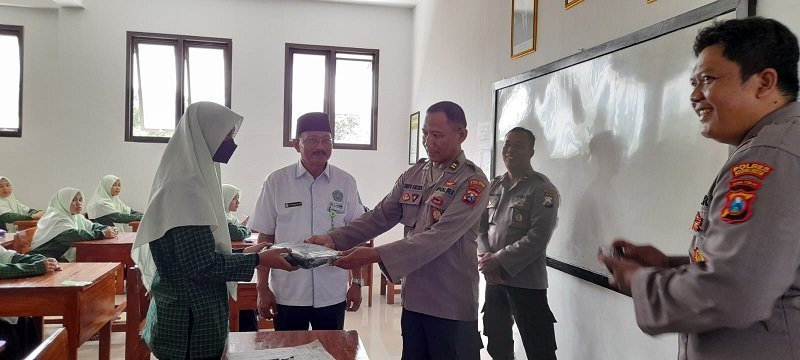 Kunjungi SMK Al Manshurin, Polsek Pesantren Ajak Pelajar LDII Agar Bijak Bermedsos - LDII Kota Bandung
